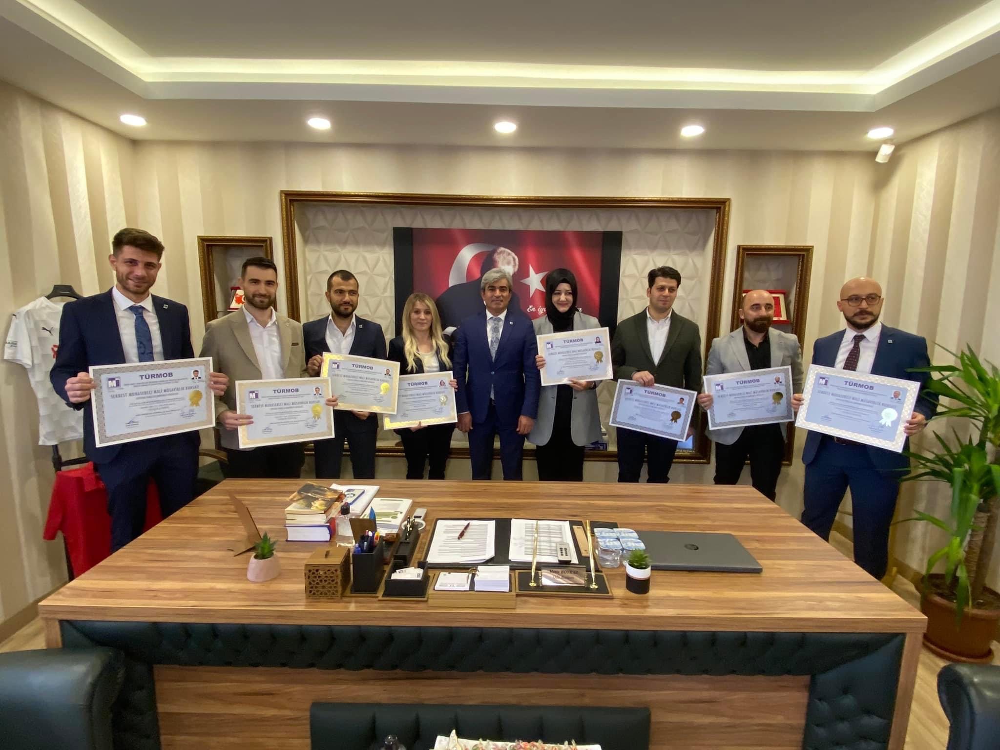 Oda Başkanımız Metin Boyraz aramıza katılan meslek mensuplarına ruhsatlarını takdim etti.